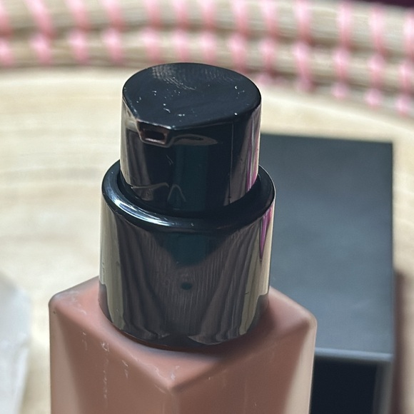 Burberry Cashmere Flawless Soft Matte Glow  Foundation Dark Cool No. 140 AS IS - Picture 5 of 6